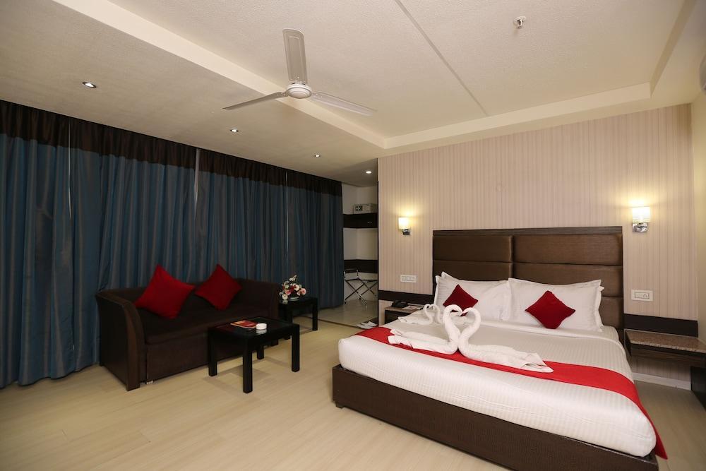 Tulip Inn Zirakpur Exterior photo