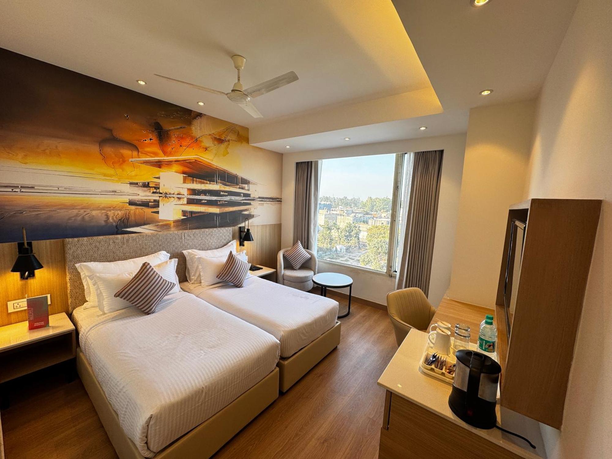 Tulip Inn Zirakpur Exterior photo