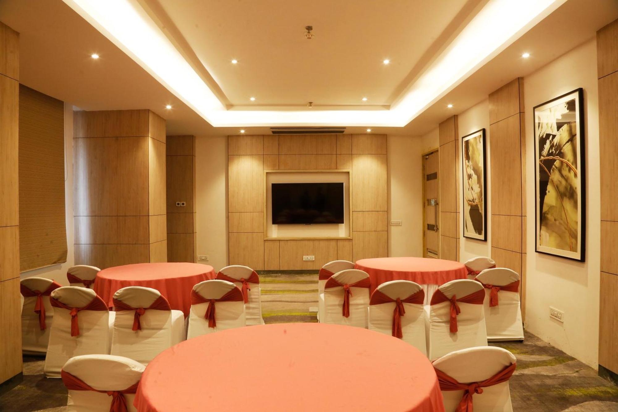 Tulip Inn Zirakpur Exterior photo