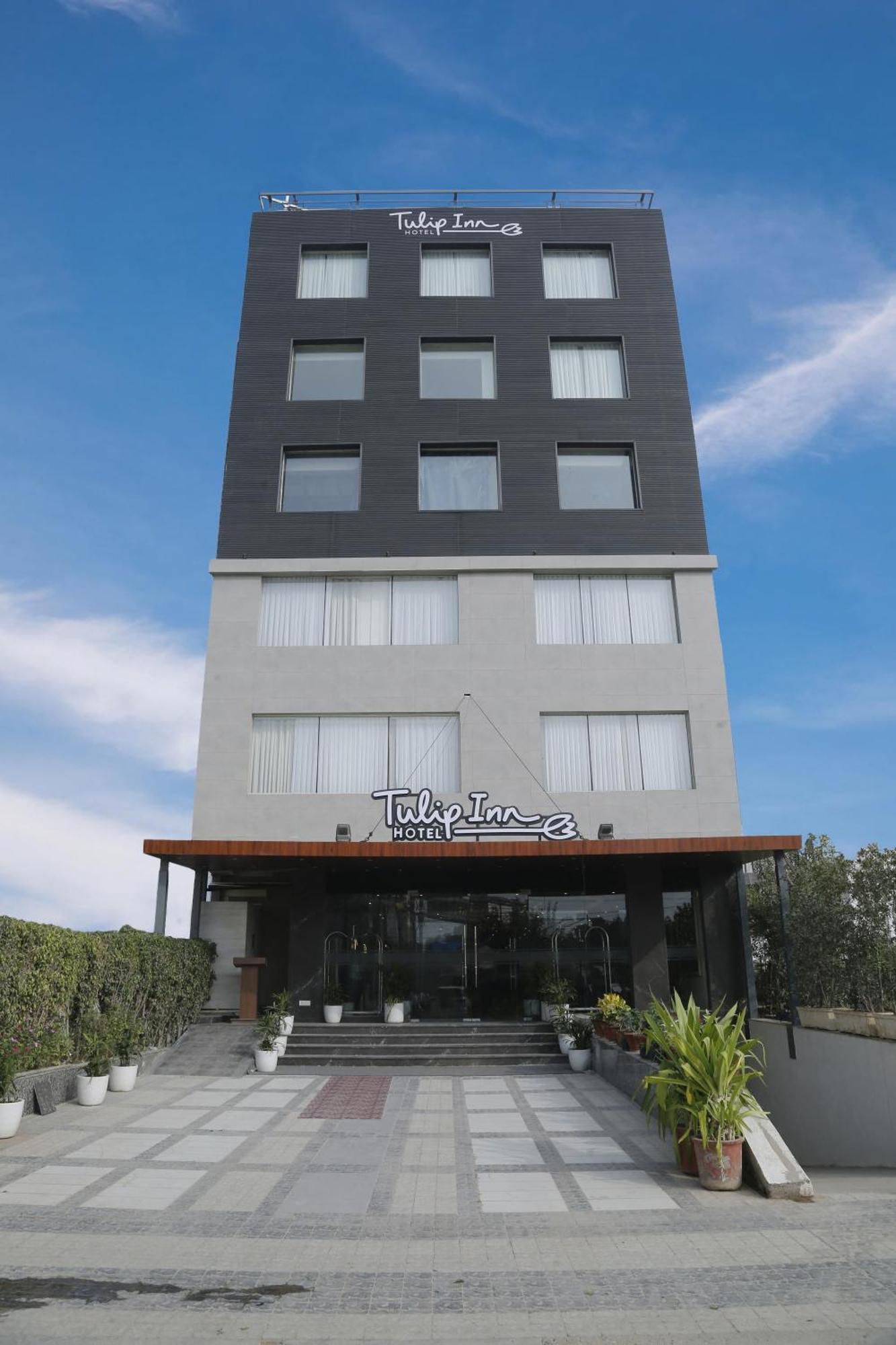 Tulip Inn Zirakpur Exterior photo