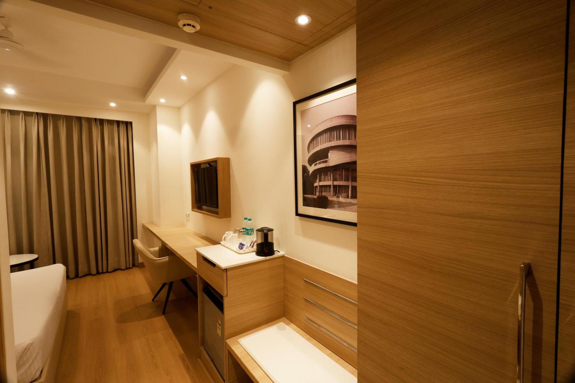 Tulip Inn Zirakpur Exterior photo