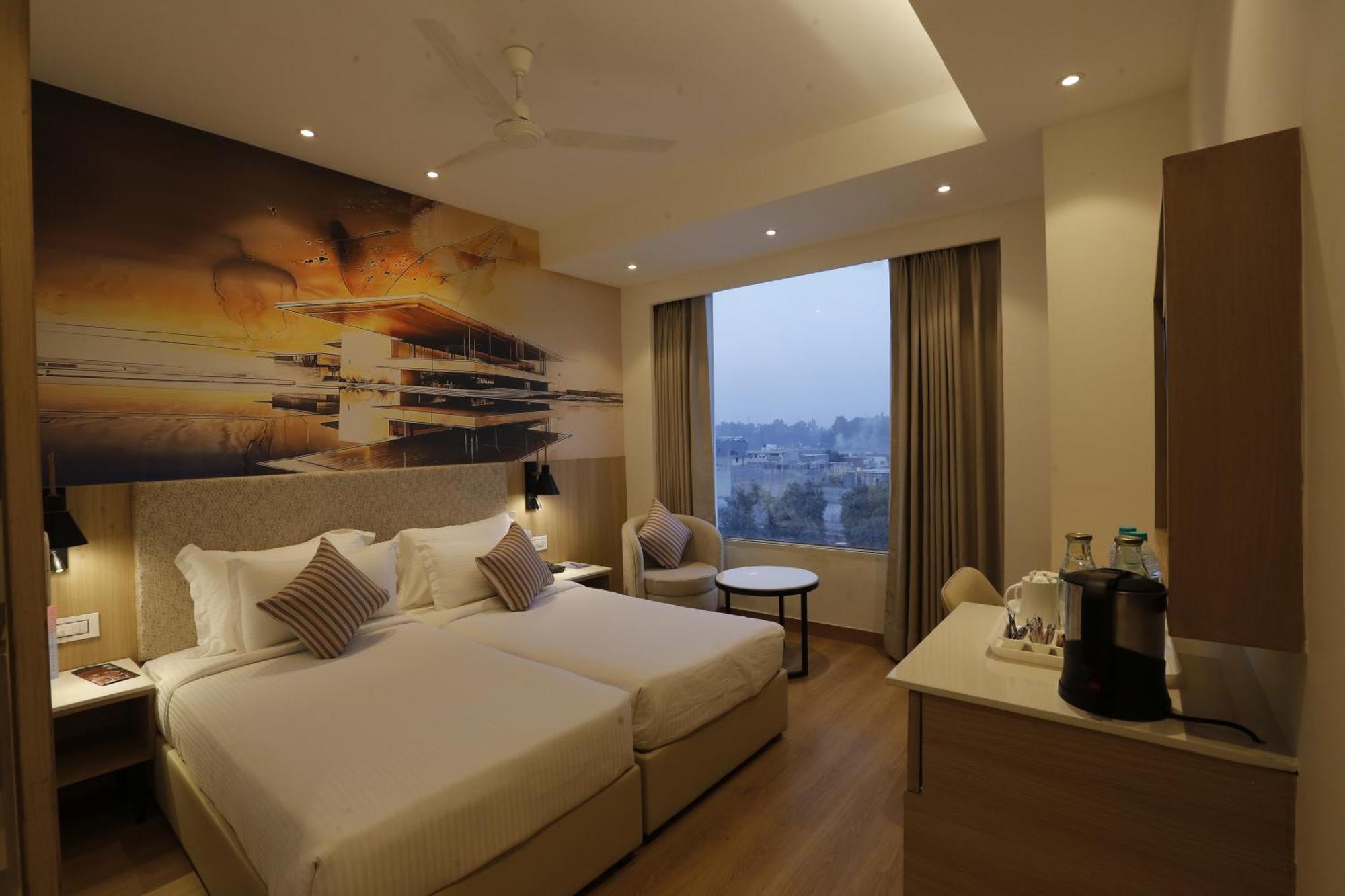 Tulip Inn Zirakpur Exterior photo