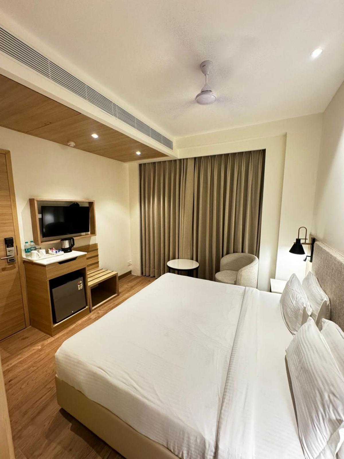 Tulip Inn Zirakpur Exterior photo
